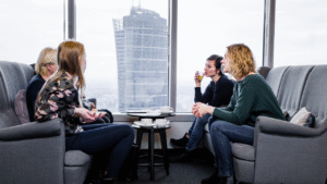 Budujemy sprzedaż opartą na relacji i zrozumieniu klienta, która realnie przekłada się na wyniki – nie tylko działania.