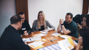 Rozwijamy liderów, którzy podejmują trafne decyzje, komunikują jasno i skutecznie prowadzą zespoły w codziennej pracy.