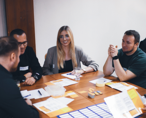 Rozwijamy liderów, którzy podejmują trafne decyzje, komunikują jasno i skutecznie prowadzą zespoły w codziennej pracy.